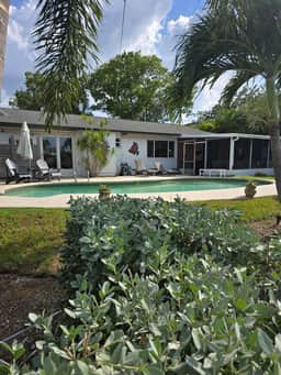 Pool-Waterfront-Pet Friendly