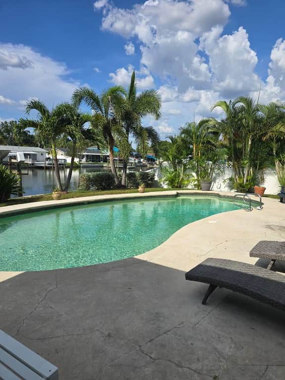 Pool-Waterfront-Pet Friendly